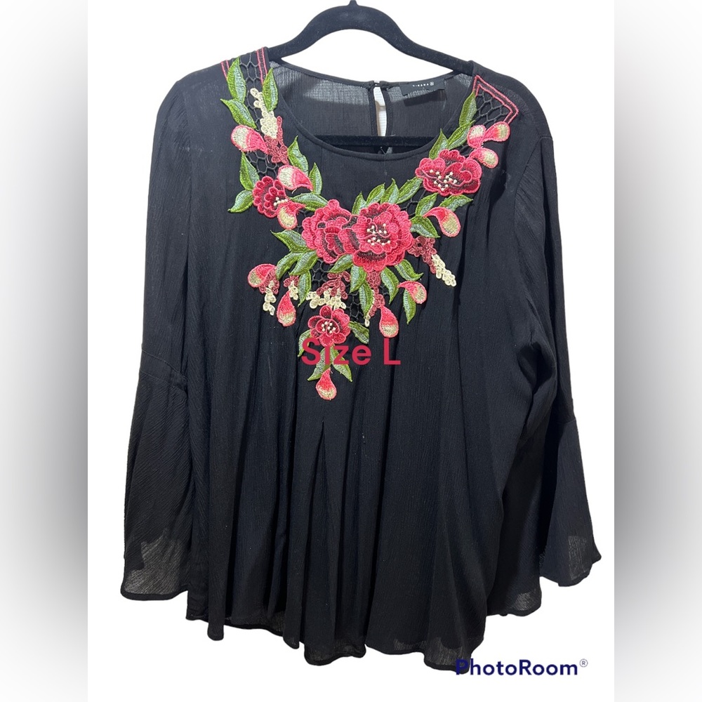 ❤️❤️Beautiful light weight black blouse with stunning embroidery. Size large❤️❤️